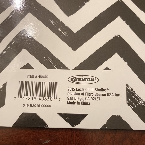 Set of three Unison two pocket floral printed folders. - Picture 6 of 9